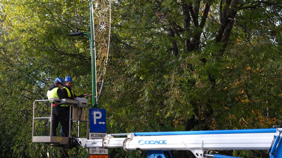 A început montarea iluminatului festiv. 1,3 milioane de beculețe pregătite pentru perioada sărbătorilor