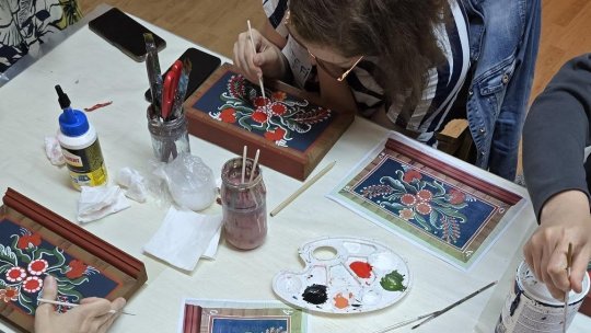 Ateliere de pictură tradiţională pe lemn, la Casa Junilor din Prund