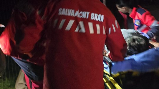 Acțiune de salvare în miez de noapte: bărbat de 88 de ani salvat de salvamontiști în Bran