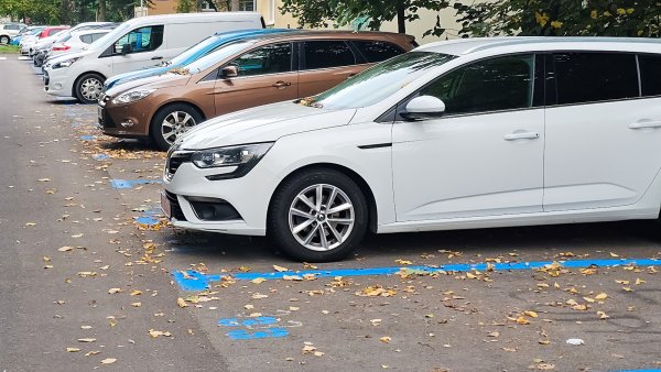 Locuri de parcare libere, scoase la licitație