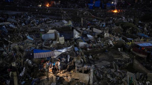 Taifunul Kalmaegi a atins uscatul în Vietnam, unde mii de persoane au fost evacuate