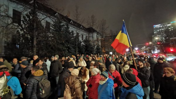 Sute de persoane protestează la Brașov FOTO