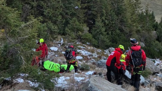 Salvamontiştii au reușit după 16 ore să-l recupereze pe bărbatul accidentat în zona Văii Viştişoara