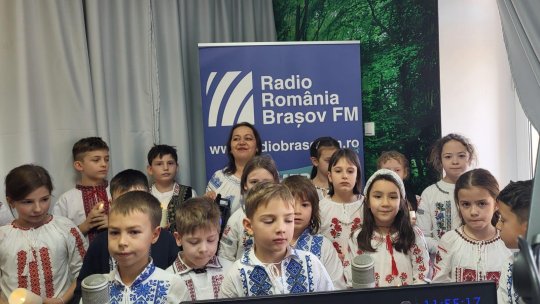 „Florile Zâmbitoare” au adus colindul la Pulsul Zilei | VIDEO
