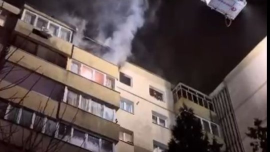 VIDEO Incendiu violent la un apartament dintr-un bloc de pe Calea București