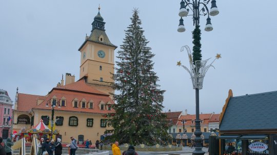 Mii de brașoveni și turiști au venit, în primele două zile de la deschidere, la Târgul de Crăciun din Piața Sfatului