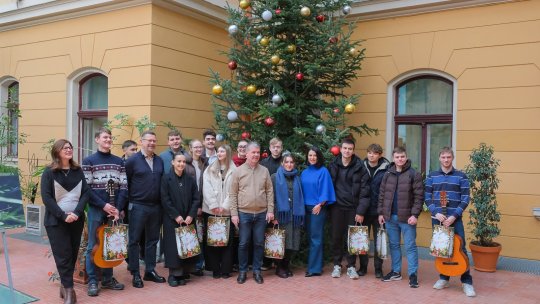 VIDEO Colindători la Primăria Brașov