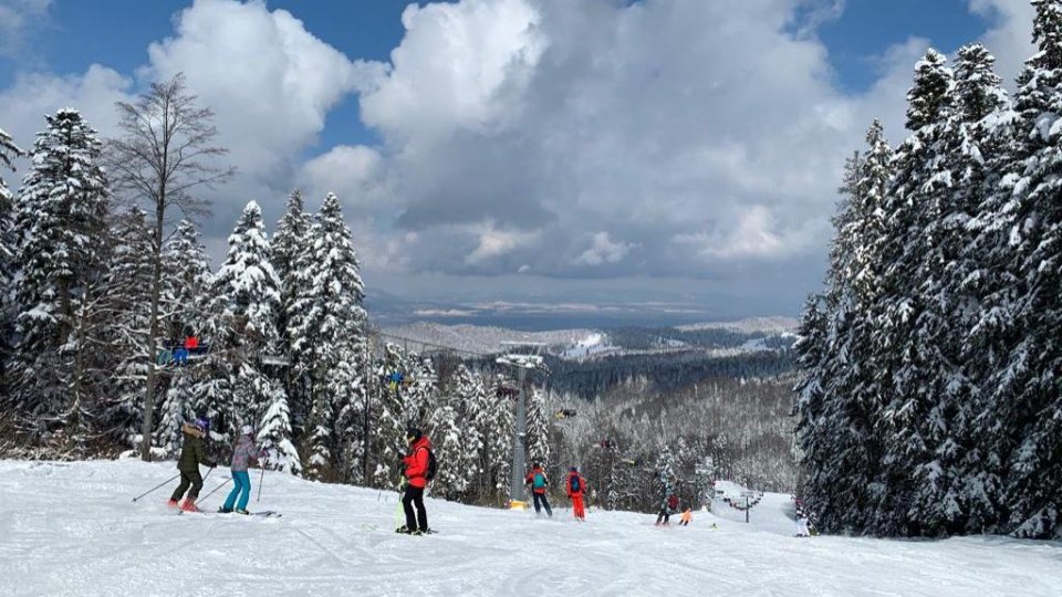 Condiții bune de schi pe pârtiile din Postăvarul