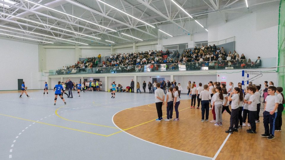 După ani de sport printre bănci, elevii de la Școala 2 au cea mai modernă sală