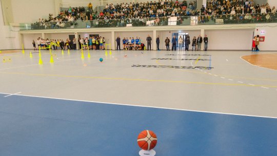 Zeci de elevi ai Școlii 2 "Diaconul Coresi" au răbdat în frig până a fost inaugurată sala de sport