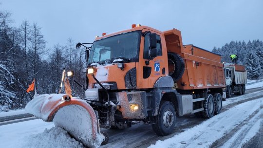 Se circulă în condiții de iarnă pe drumurile din centrul țării