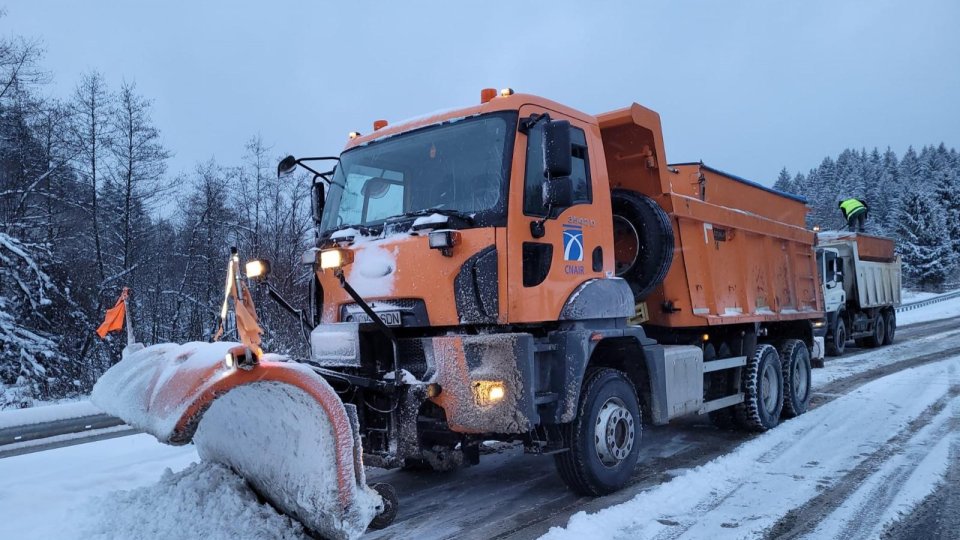 Se circulă în condiții de iarnă pe drumurile din centrul țării