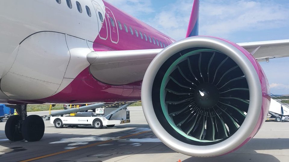 Avionul Wizz Air care a decolat de la Brașov a aterizat de urgență la Cluj-Napoca