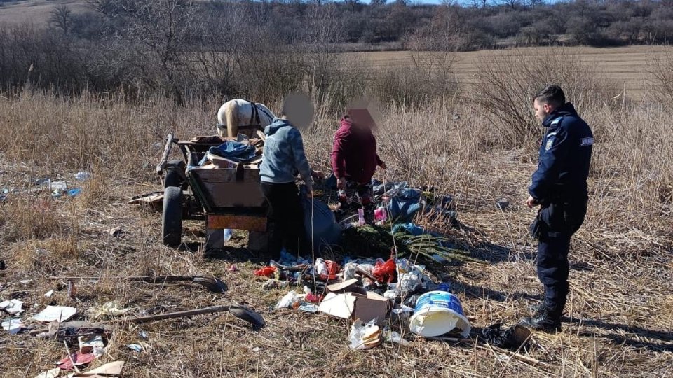 Două persoane au fost prinse în timp ce aruncau gunoiul pe un câmp din Rupea