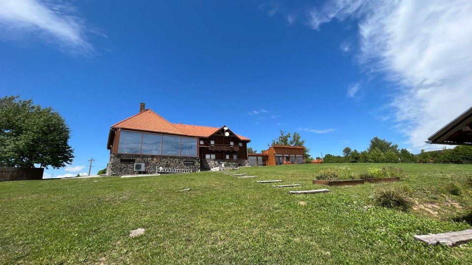 Cabanele cu pereți din lem și sticlă, în formă de A, la mare căutare pe piața imobiliară. Nu și pensiunile