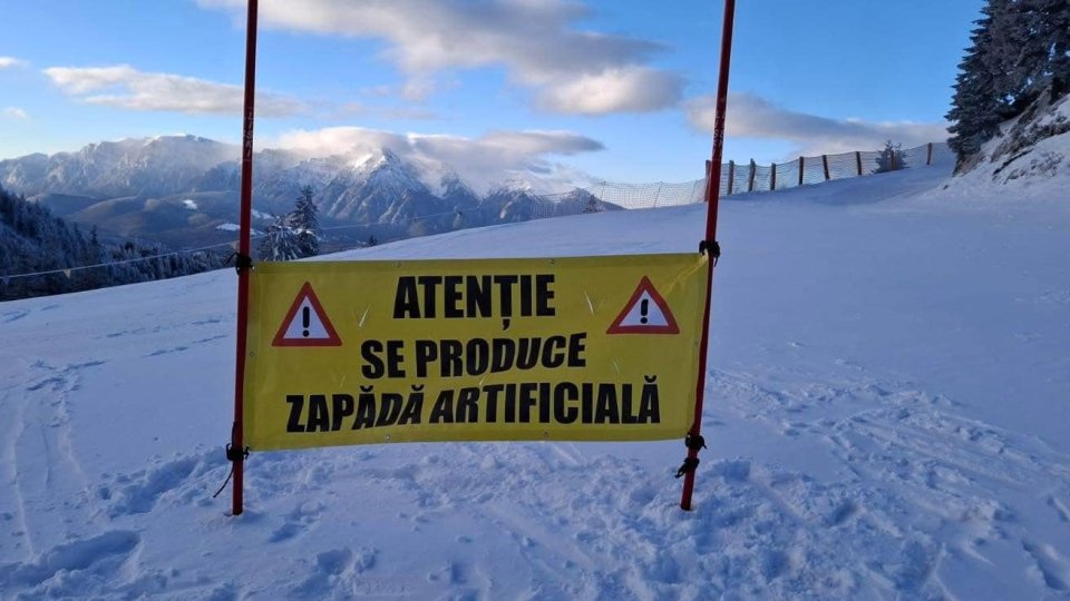 Se produce zăpadă artificială pe pârtiile din partea superioară a masivului Postăvaru