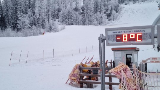 Se produce zăpadă artificială pe pârtiile din Postăvarul