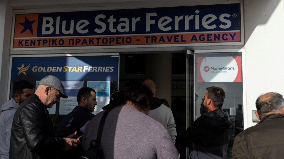 Sute de persoane părăsesc insula Santorini după mai multe cutremure
