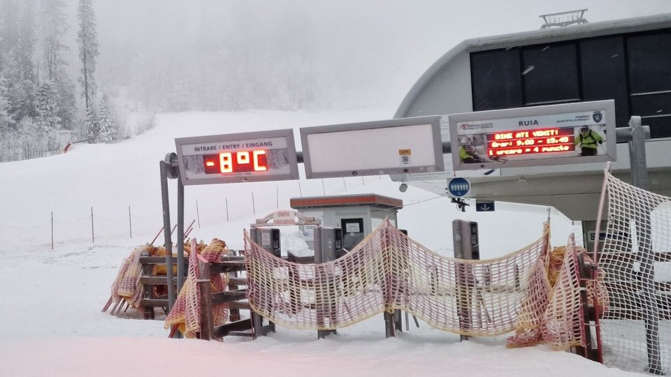 O nouă zi în care se produce zăpadă artificială pe pârtiile din Poiana Brașov - VIDEO