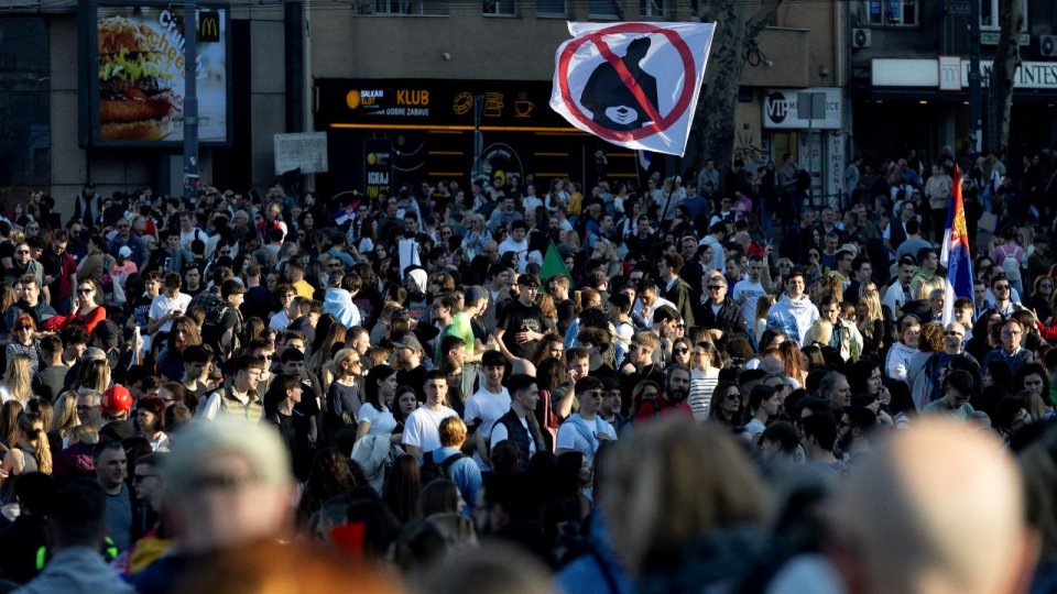 Belgrad: Sute de protestatari au blocat accesul în clădirile radioului și televiziunii publice