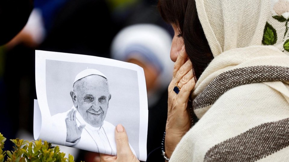 Papa Francisc este în afara pericolului după ce a fost diagnosticat cu o dublă pneumonie
