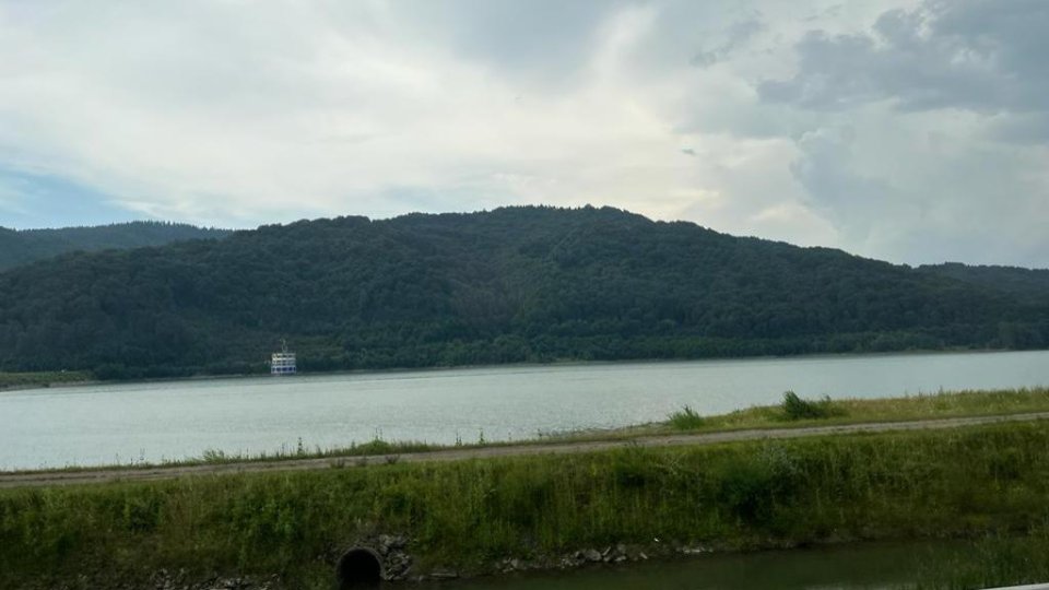 Lacul Tărlung, la mai puțin de jumătate