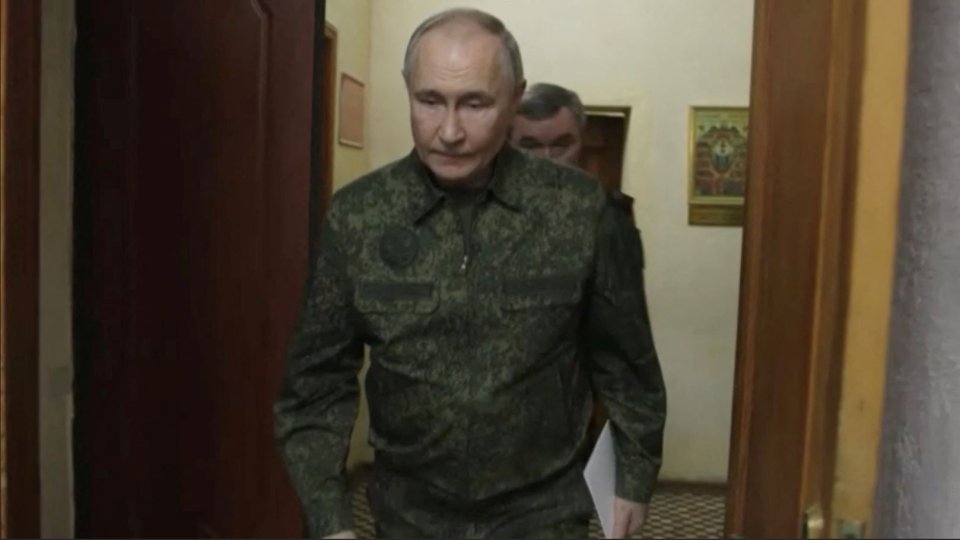 Putin, în uniformă militară în Kursk