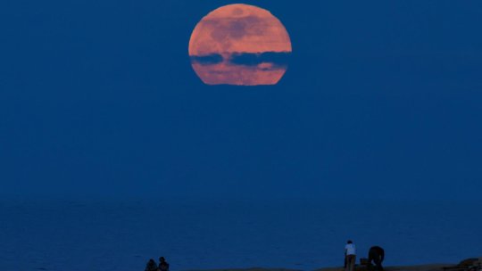 Luna va deveni roșie în timpul eclipsei totale din noaptea de joi spre vineri