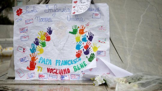 Starea de sănătate a Papei Francisc este stabilă, dar pronosticul rezervat