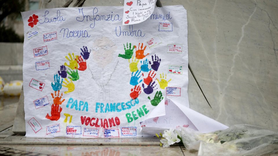 Starea de sănătate a Papei Francisc este stabilă, dar pronosticul rezervat