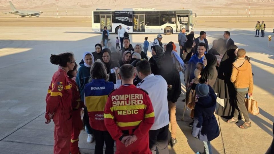 Zeci de persoane salvate din Fâşia Gaza, transferate cu avionul în România, Norvegia şi Franţa