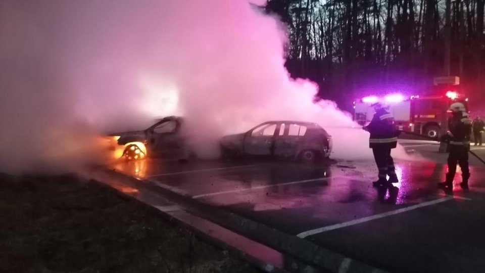 Două mașini distruse într-un incendiu