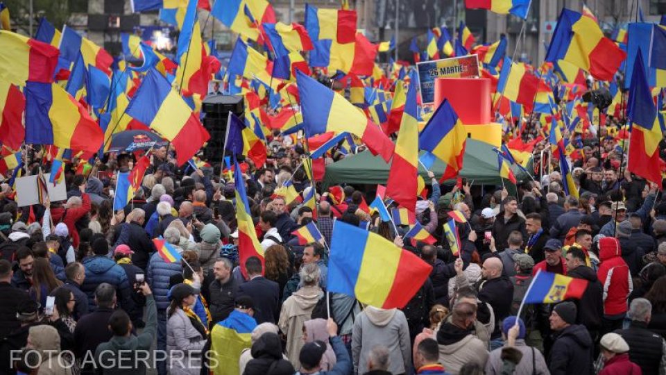 Aproximativ o mie de persoane protestează în faţa Guvernului