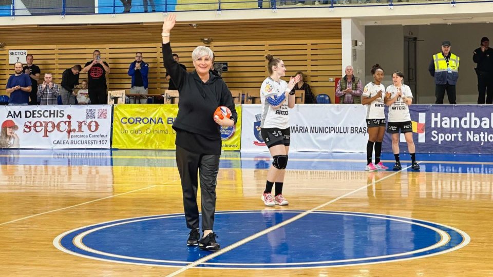Handbal: Paula Ungureanu a dat lovitura de start a meciului Corona - CSM Târgu Jiu