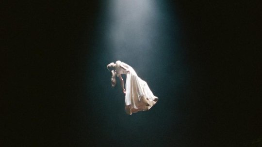 Ariana Grande a lansat EP-ul „Eternal Sunshine Deluxe: Brighter Days Ahead” și un scurtmetraj emoționant