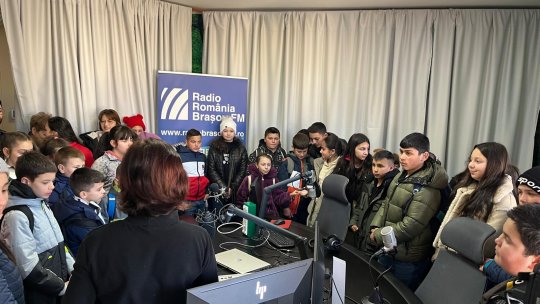 VIDEO Zeci de copii din Ungra, în vizită la Radio România Brașov