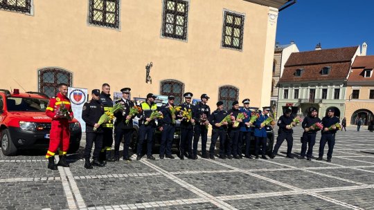 Oamenii legii au împărțit zâmbete și flori în inima Brașovului