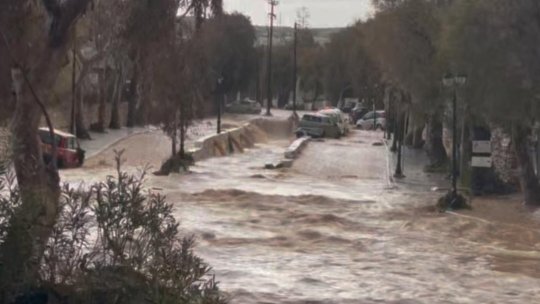 Şcolile au fost închise pe insulele greceşti după furtunile care au provocat inundaţii