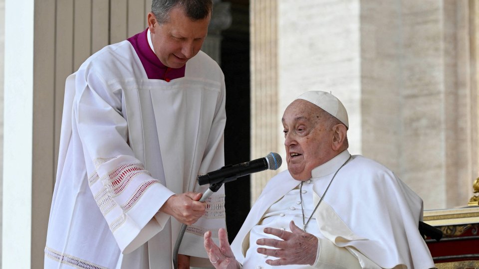 Papa Francisc i-a salutat pe credincioşii din Piaţa Sfântul Petru