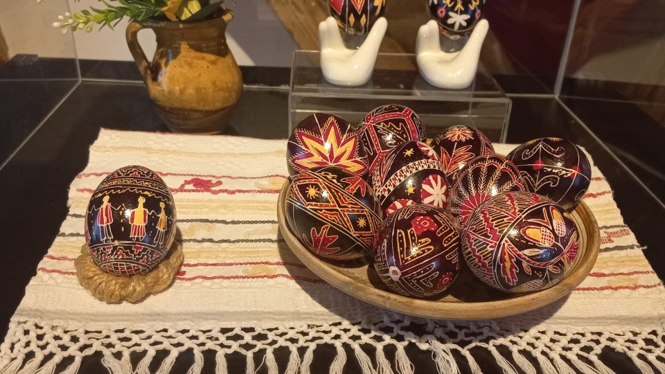 Ouă de struț cu motive pascale și religioase