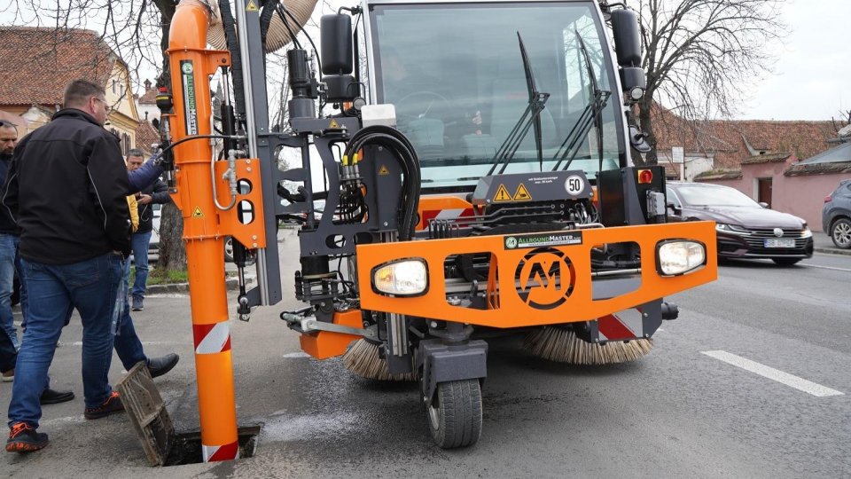 Demonstrație de desfundare și curățare a gurilor de scurgere destinate preluării apelor pluviale