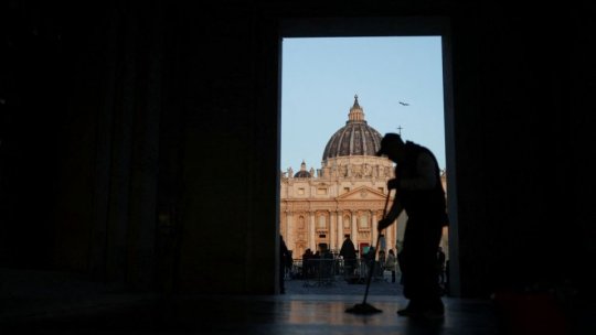 În timp ce lumea îl plânge, cardinalii pregătesc funeraliile Papei Francisc