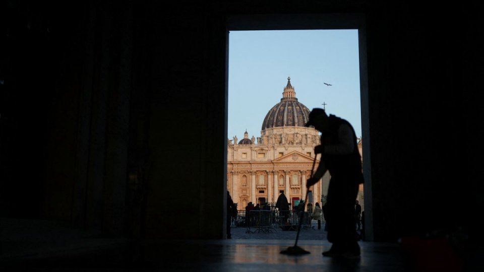 În timp ce lumea îl plânge, cardinalii pregătesc funeraliile Papei Francisc