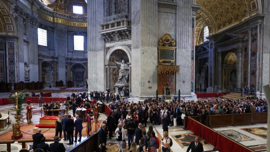 Credincioşii îşi iau rămas-bun de la Papa Francisc