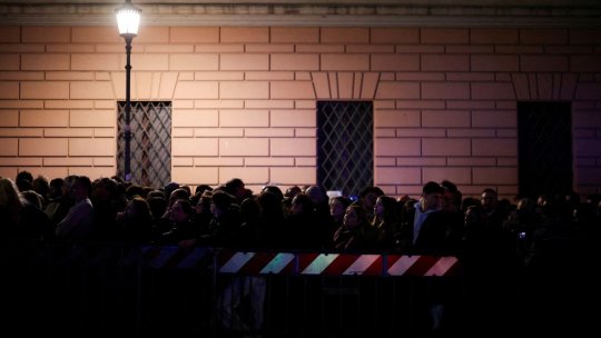 Mii de pelerini așteaptă să se reculeagă la catafalcul Papei Francisc