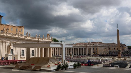 Se fac ultimele pregătiri pentru funeraliile Papei Francisc