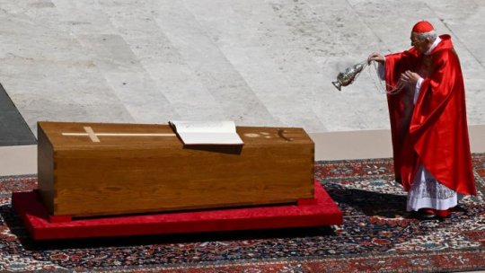 Papa Francisc, înmormântat după o ceremonie care a reunit peste 400.000 de persoane îndoliate