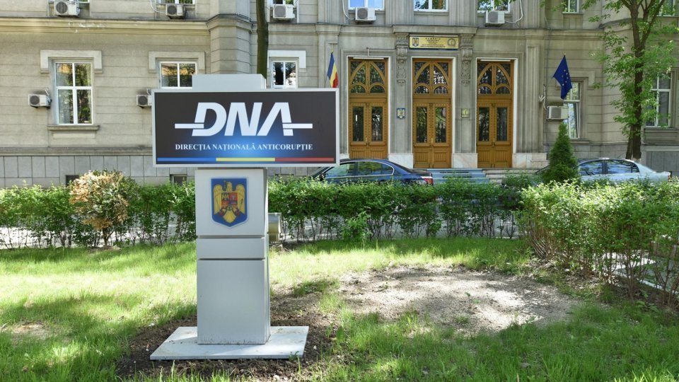 DNA trimite în judecată doi funcționari de la Direcția Județeană de Evidență a Persoanelor Brașov