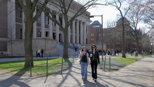 Administraţia Trump blochează înscrierea studenţilor străini la Universitatea Harvard