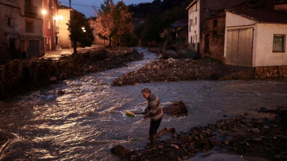 ISU Brașov, intervenții pentru evacuarea apei din gospodării, în cartierul Stupini